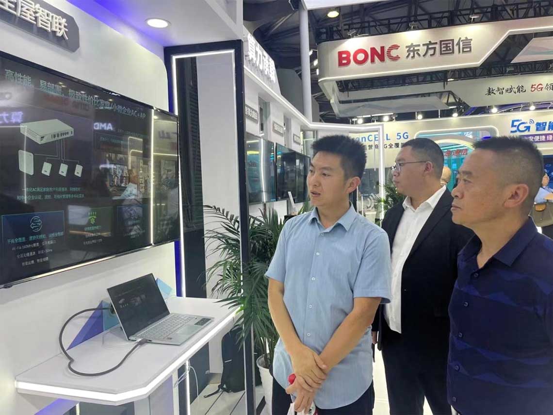 旅行全屋智联展区，，陈光平举行介绍